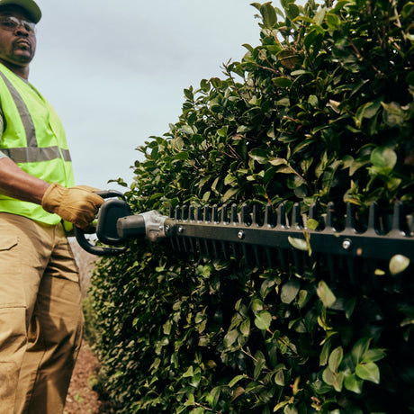 GW82V Prosumer Short Pole Hedge Trimmer with 2.5Ah Battery & 8A DP Charger | 82PH30F1